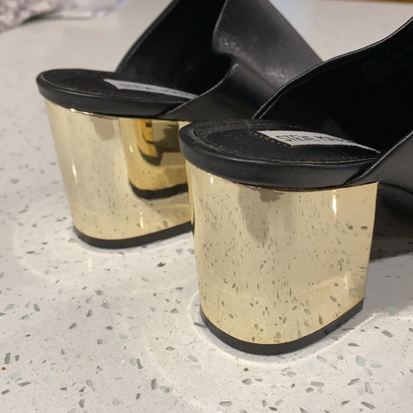 Steve Madden Infinitm Mule w/ gold heel - Picture 11 of 11